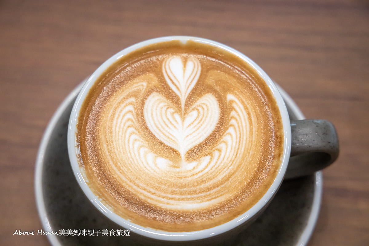 桃園中路咖啡推薦 Knotless.無束咖啡 就在壽司郎附近 環境舒適餐點好吃 來放鬆的喝杯咖啡吧! @About Hsuan美美媽咪親子美食旅遊