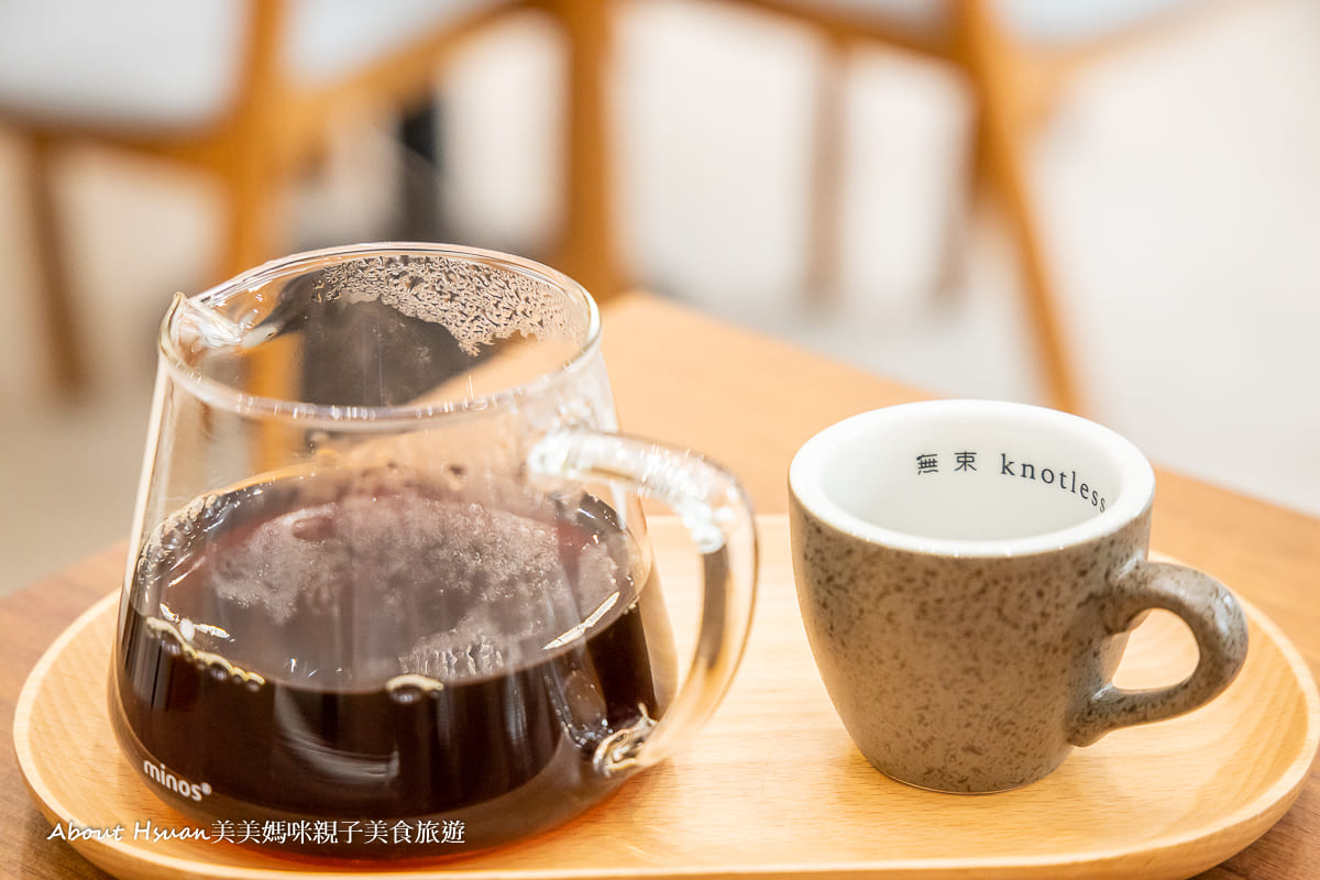 桃園中路咖啡推薦 Knotless.無束咖啡 就在壽司郎附近 環境舒適餐點好吃 來放鬆的喝杯咖啡吧! @About Hsuan美美媽咪親子美食旅遊