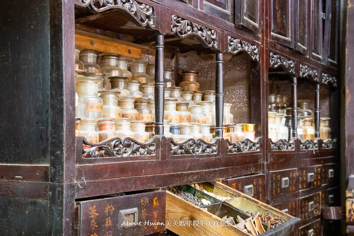 金門必買 金門百年老店 存德中藥房 店裡的櫃子都是近二百年歷史 來這裡就像來到清朝時期 @About Hsuan美美媽咪親子美食旅遊