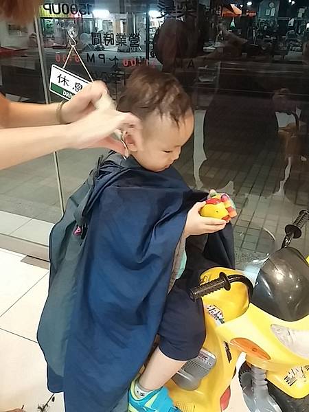 中壢也有造型車車座椅的兒童剪髮! @About Hsuan美美媽咪親子美食旅遊