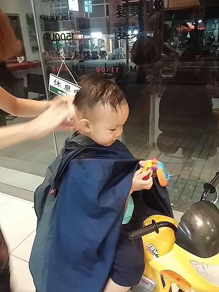 中壢也有造型車車座椅的兒童剪髮! @About Hsuan美美媽咪親子美食旅遊