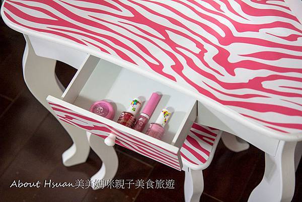 紐約Teamson吉賽兒時尚斑馬紋化妝桌椅組。女孩兒的夢想化妝台 @About Hsuan美美媽咪親子美食旅遊