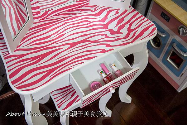 紐約Teamson吉賽兒時尚斑馬紋化妝桌椅組。女孩兒的夢想化妝台 @About Hsuan美美媽咪親子美食旅遊