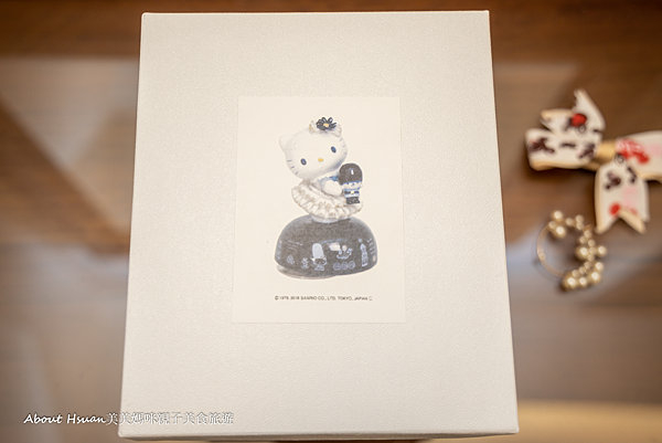 聖誕禮物推薦 來自日本手工製作的瀨戶燒-45週年Hello Kitty花邊陶製人偶旋轉音樂盒娃娃 @About Hsuan美美媽咪親子美食旅遊