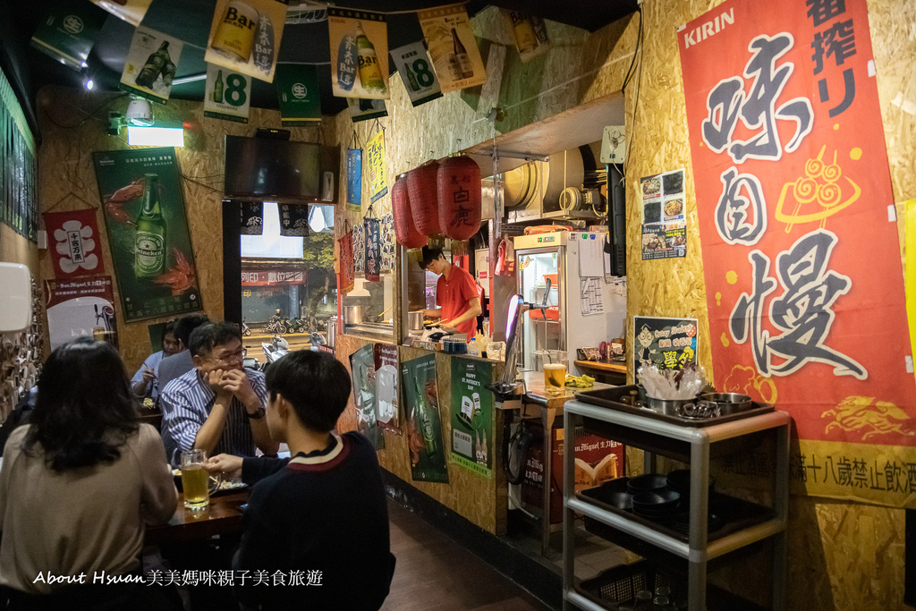 台北捷運萬隆站美食 雞老闆桶仔雞 不同於一般傳統桶仔雞店的風格 更像是居酒屋 而且沒有服務費，沒有用餐時間限制超佛心 @About Hsuan美美媽咪親子美食旅遊